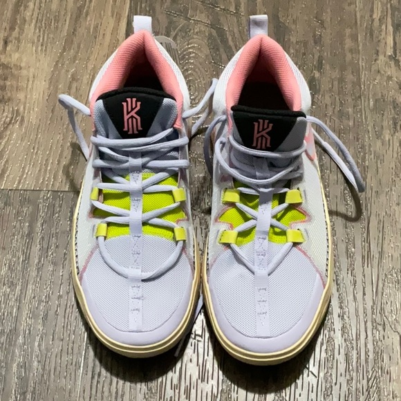 New Without Box Nike Kyrie Flytrap barely grape shoes, size 6.5Y - Picture 1 of 7